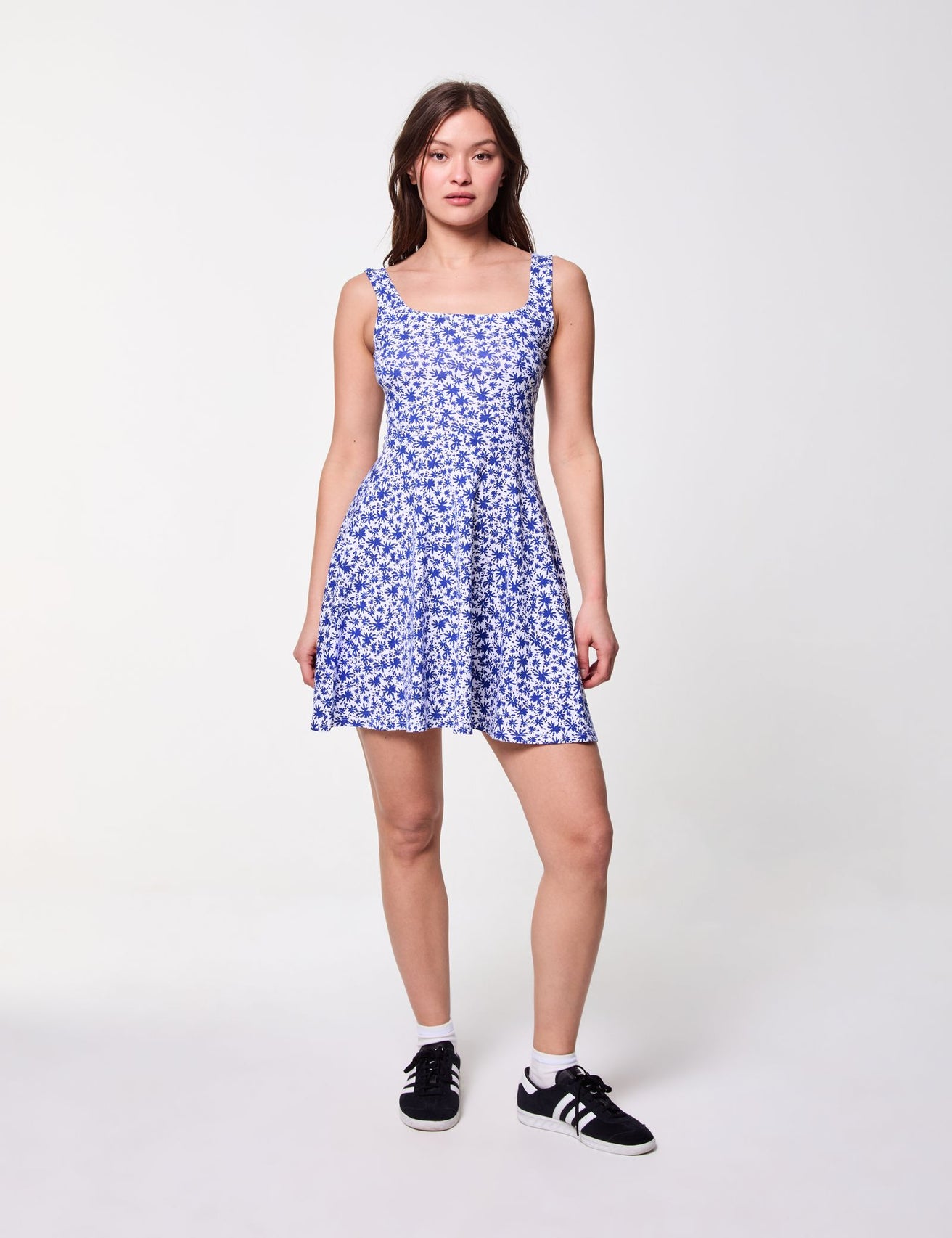 Robe fleurie blanche et bleue - Image 1