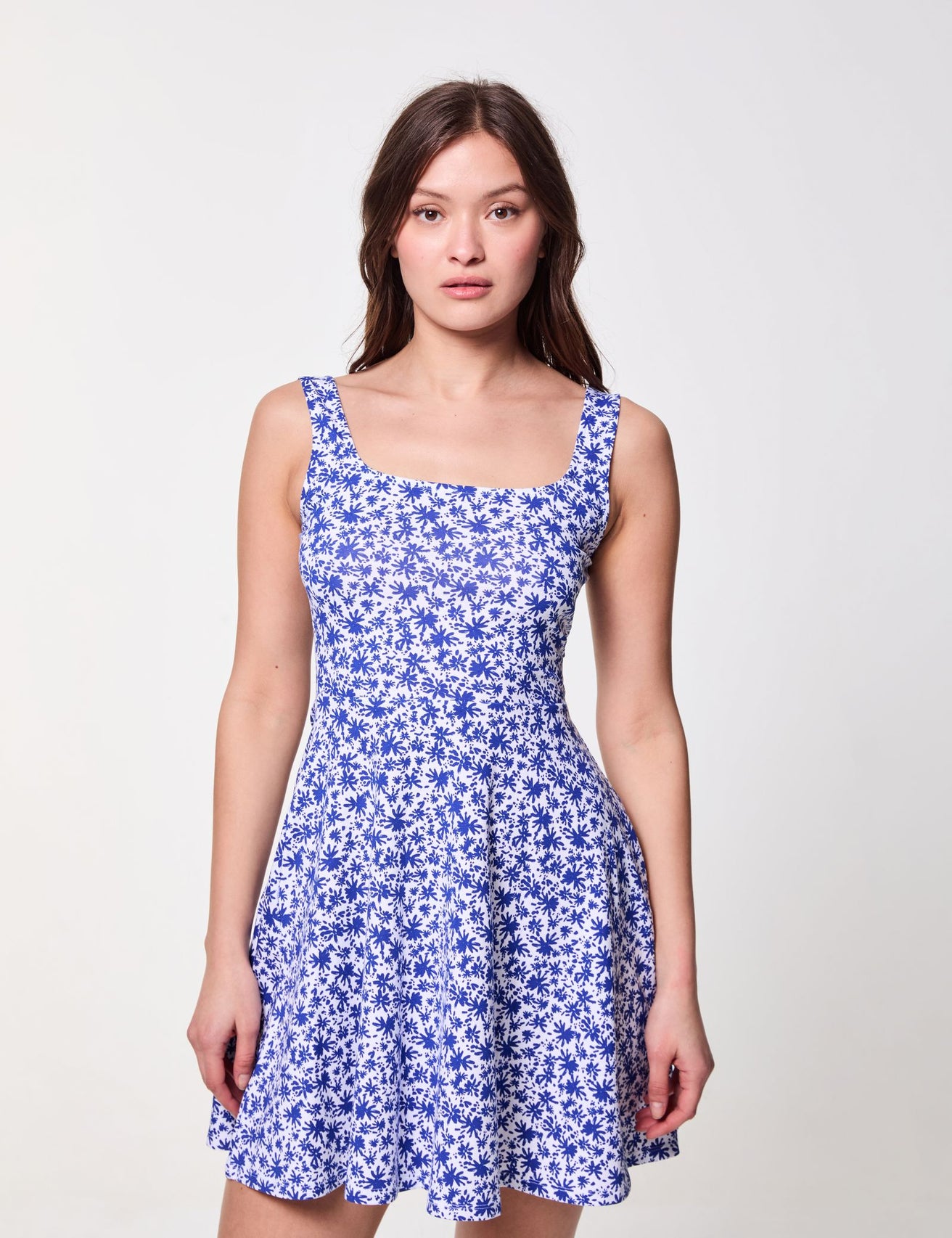 Robe fleurie blanche et bleue - Image 3