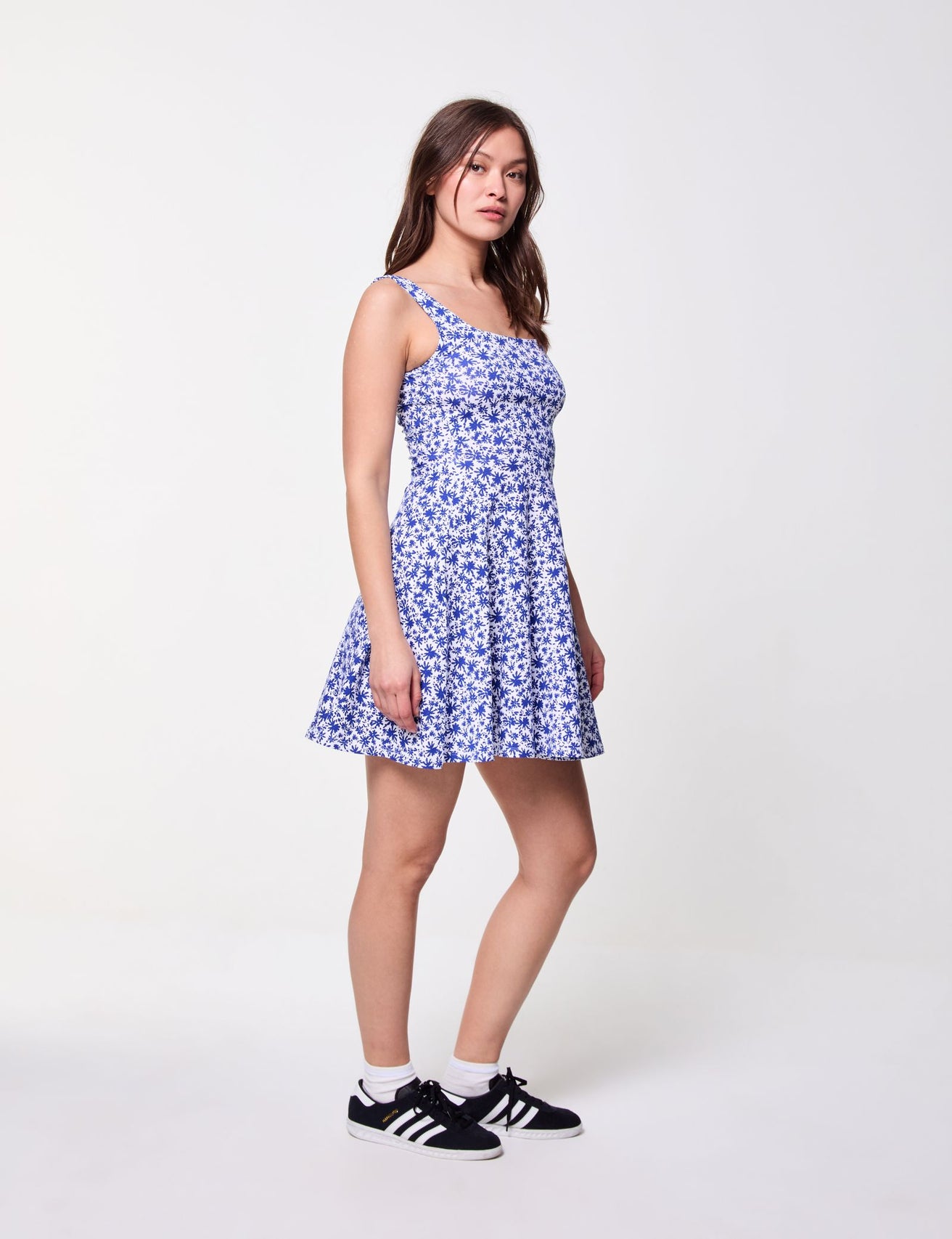 Robe fleurie blanche et bleue - Image 4