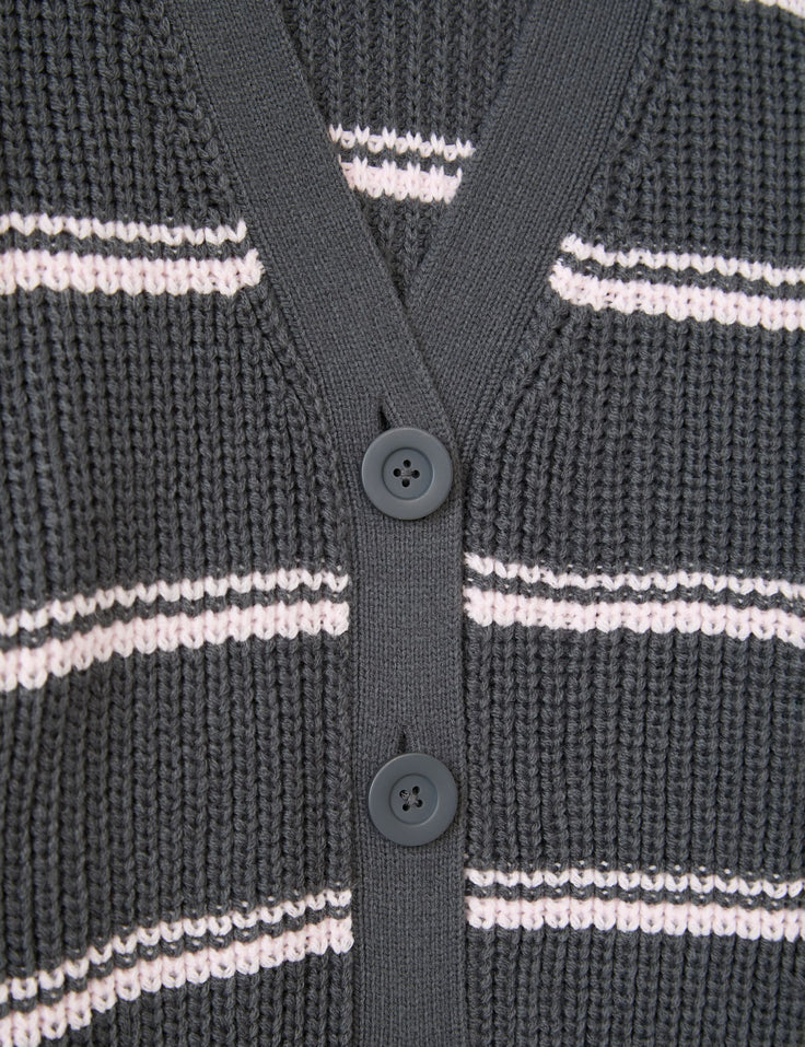 Cardigan gris foncé et rose