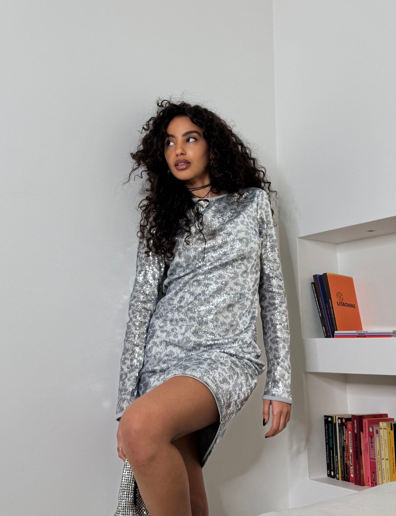 Robe courte à sequins dos nu gris et argenté - Image 1