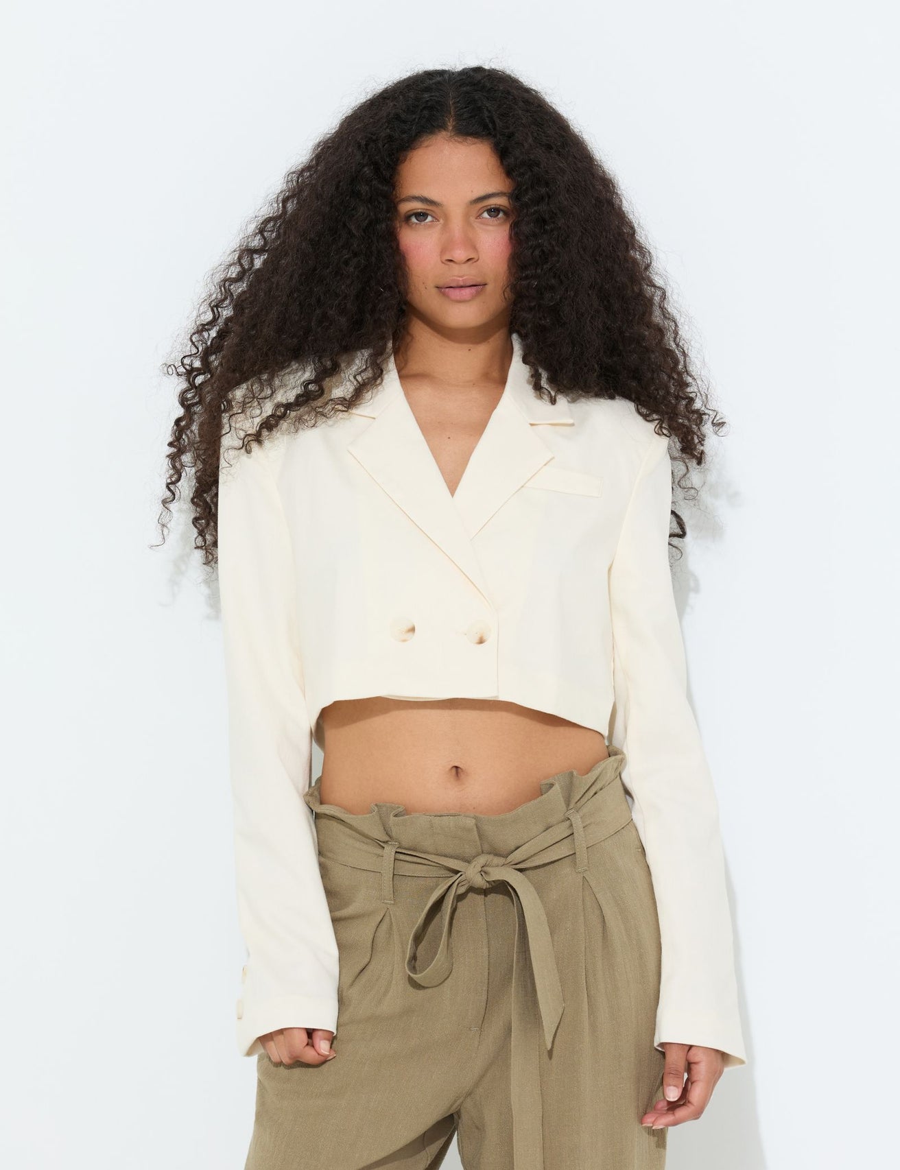 Veste de tailleur courte en lin blanche - Image 1