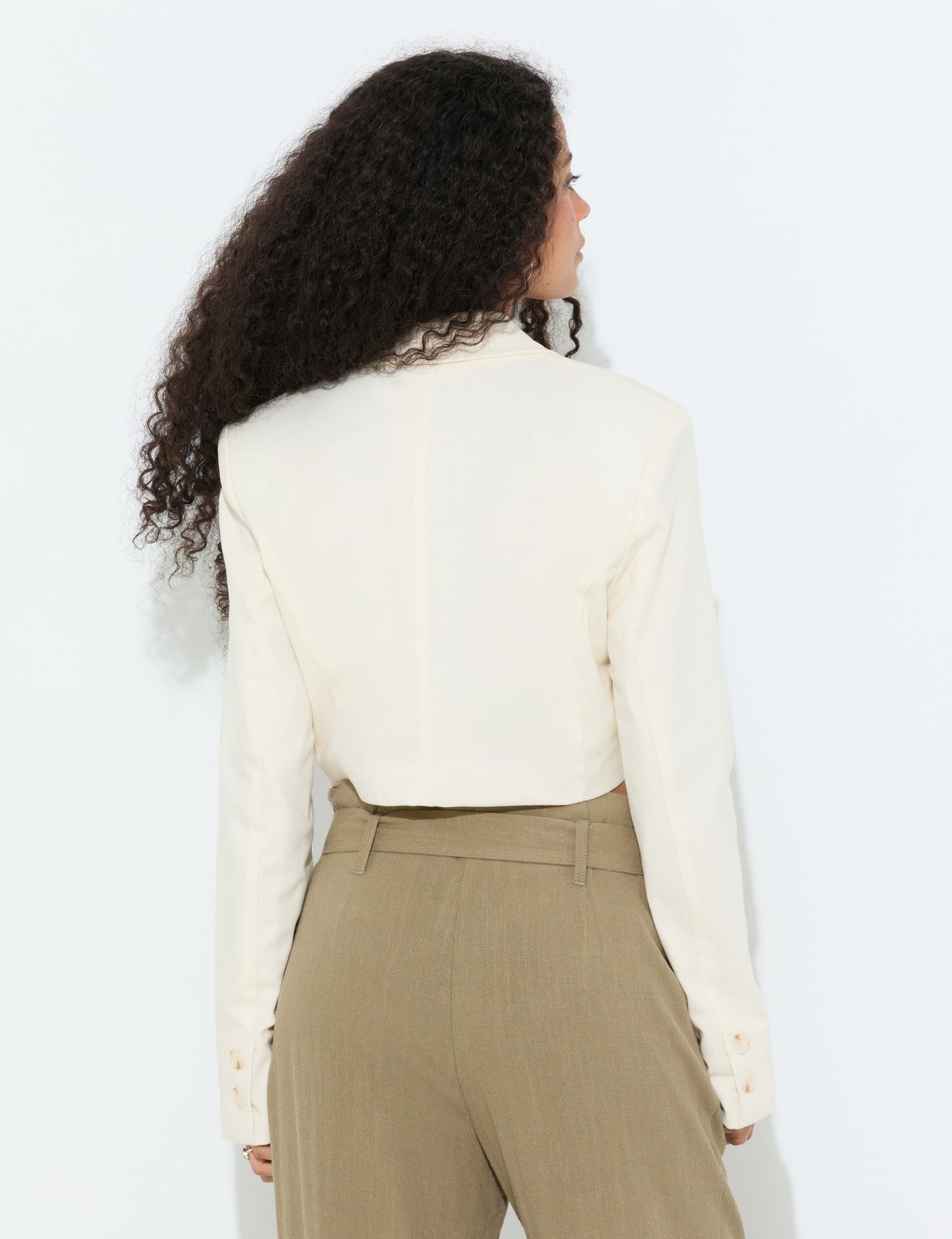 Veste de tailleur courte en lin blanche - Image 2