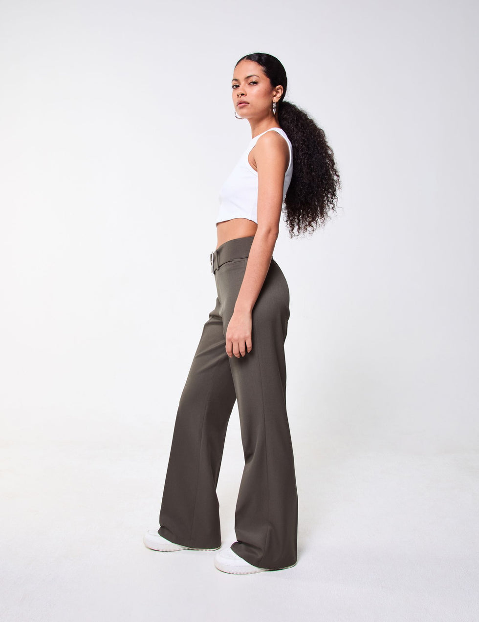 Pantalon de tailleur coupe flare kaki