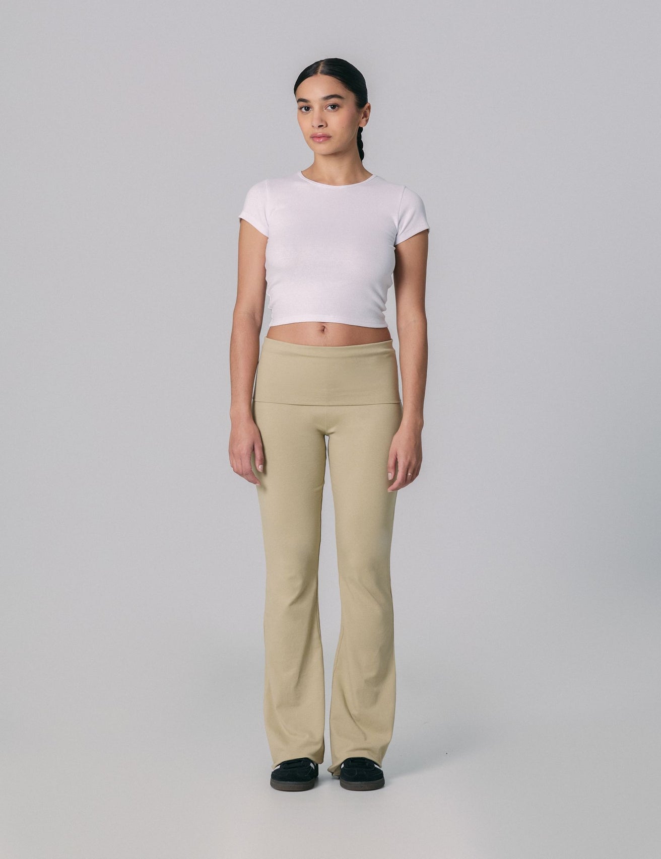 Pantalon évasé avec taille retroussée beige kaki - Image 1