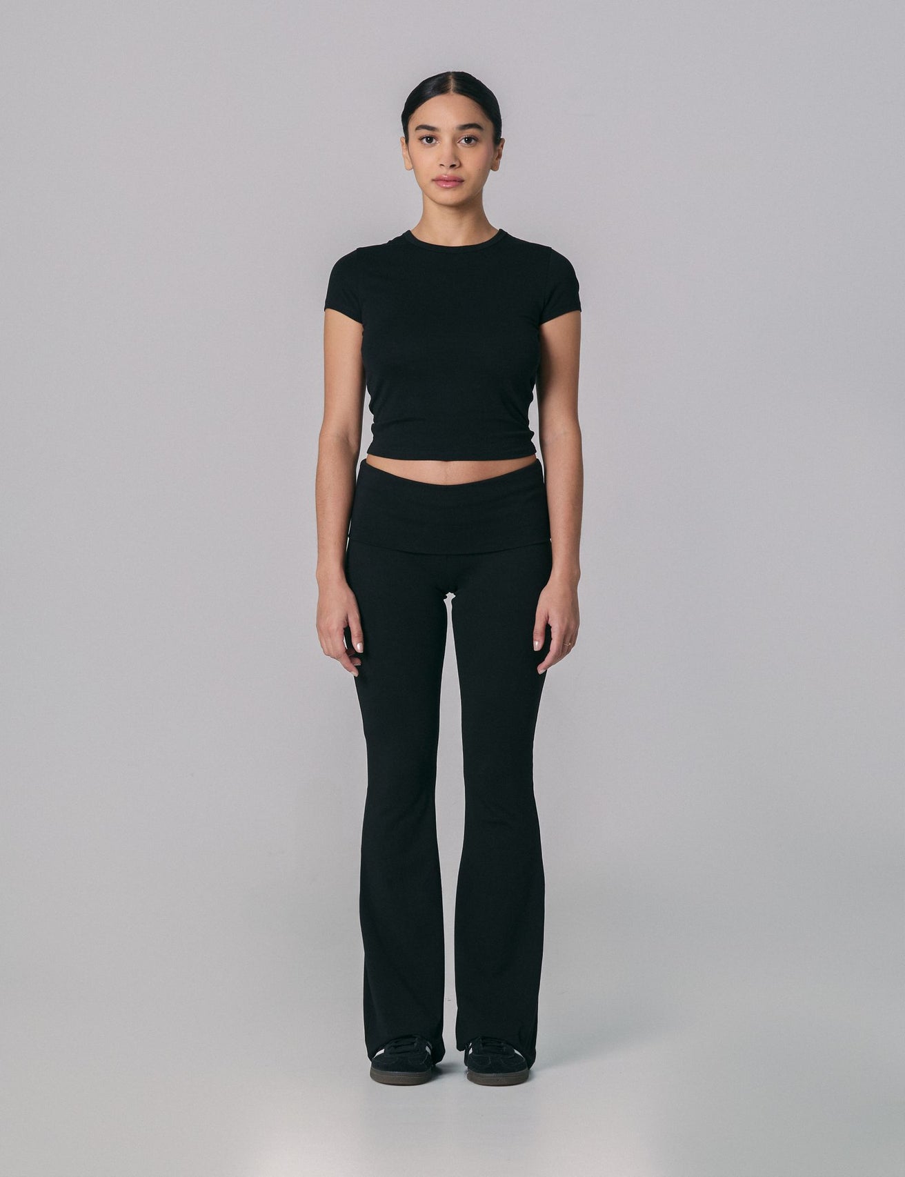 Pantalon évasé avec taille retroussée noir - Image 1