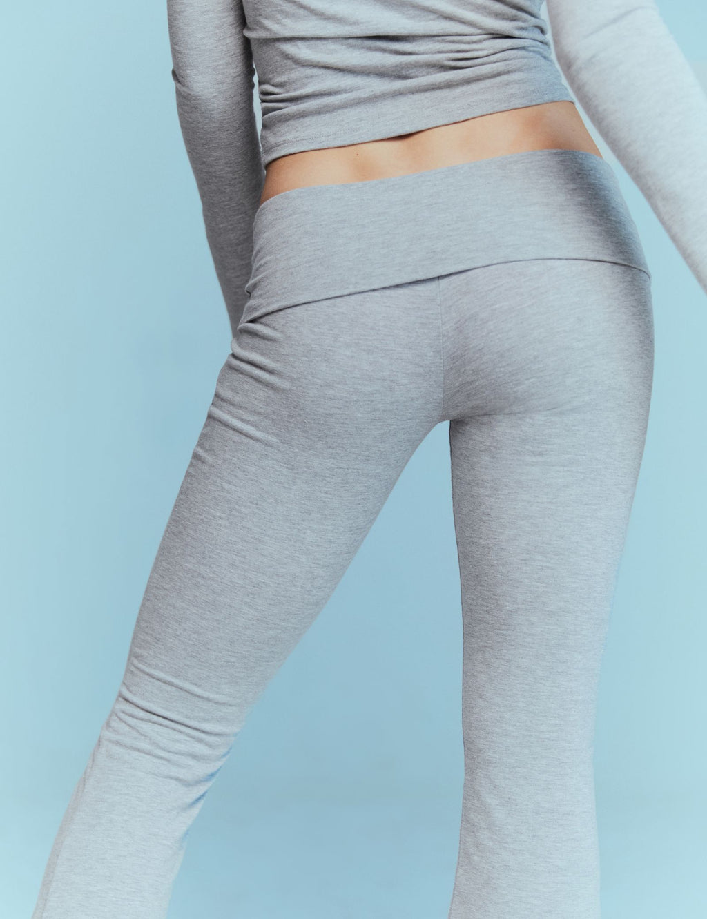 Pantalon évasé avec taille retroussée gris chiné