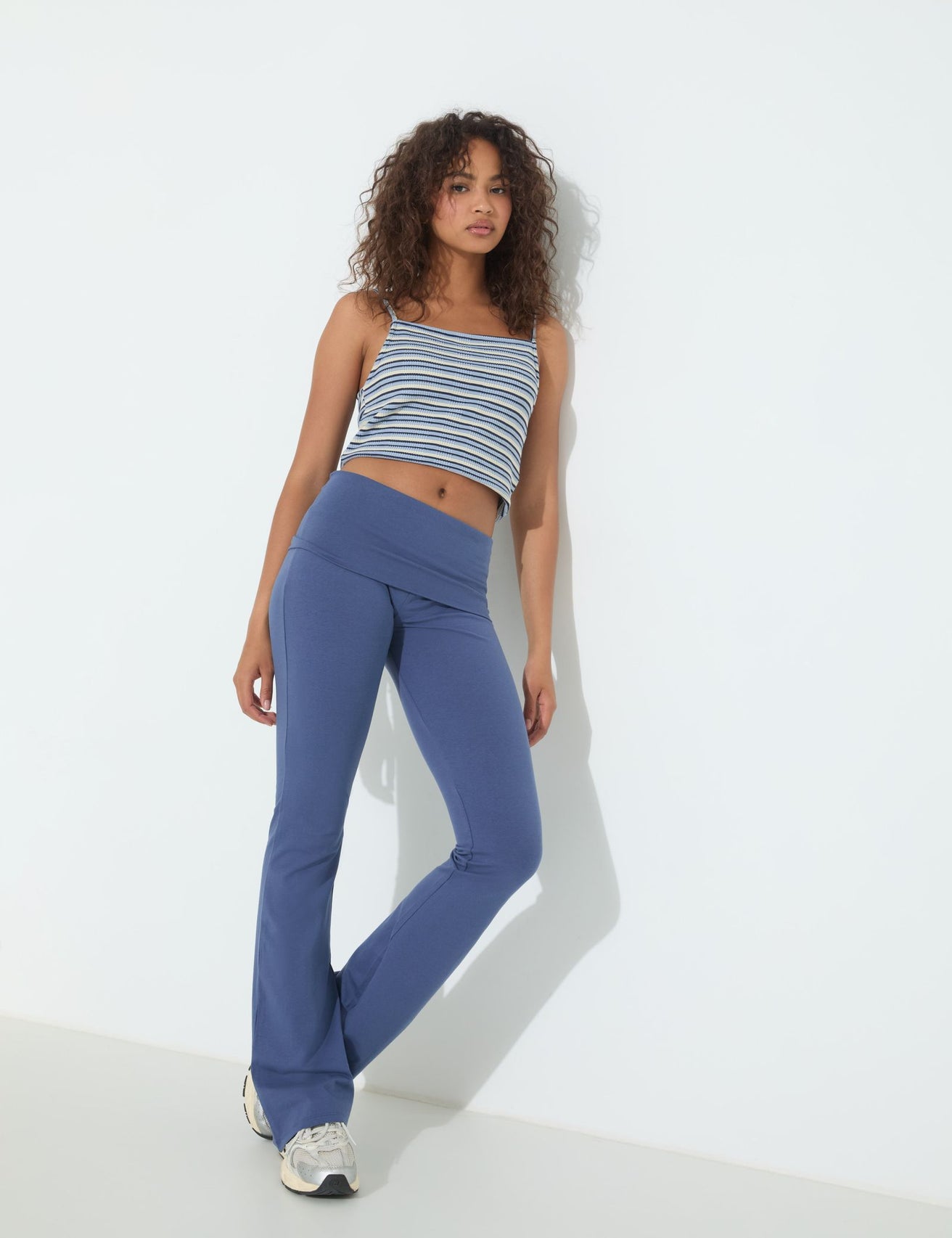 Pantalon évasé avec taille retroussée bleu ardoise - Image 1