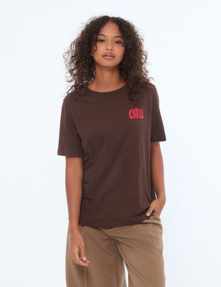 T-shirt à message "Chill" marron foncé