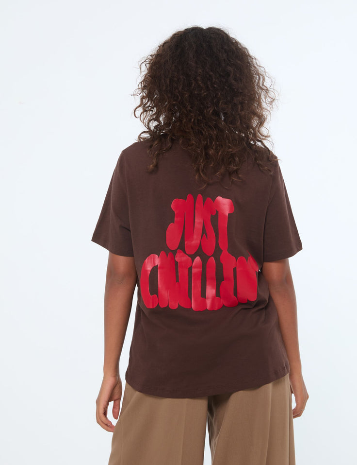 T-shirt à message "Chill" marron foncé