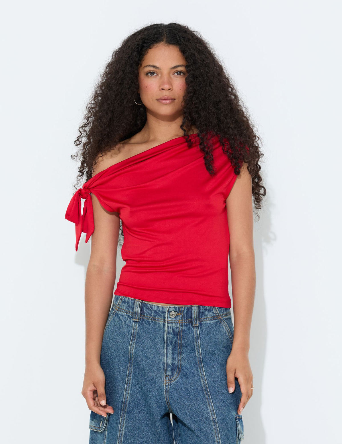 T-shirt asymétrique avec nœud à l'épaule rouge