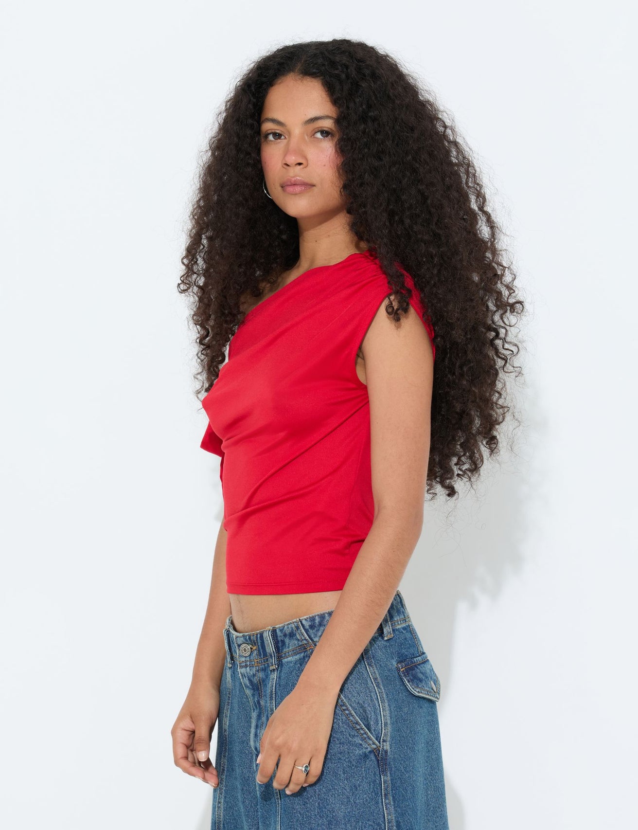 T-shirt asymétrique avec nœud à l'épaule rouge - Image 3