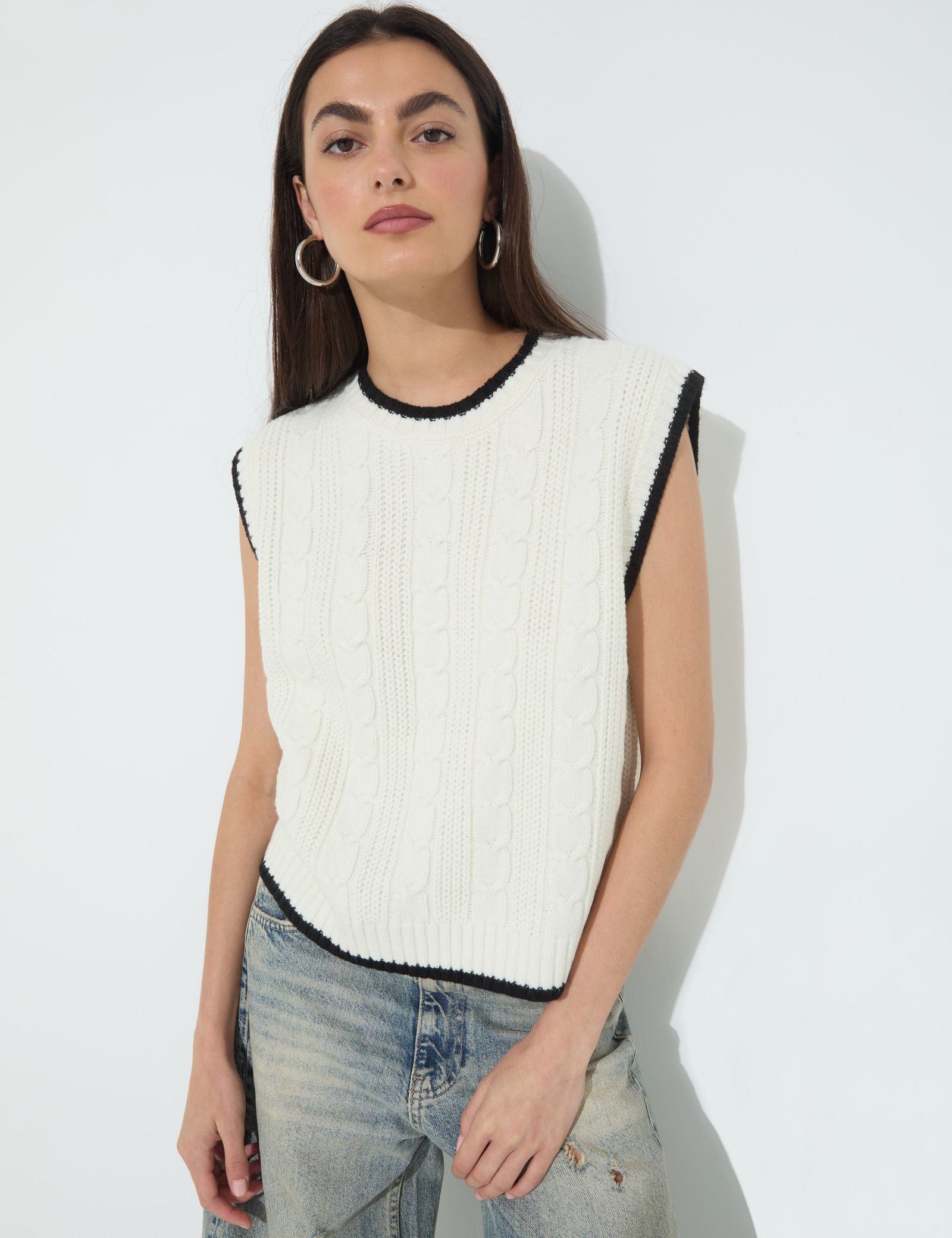 Pull en maille sans manches ecru et noir