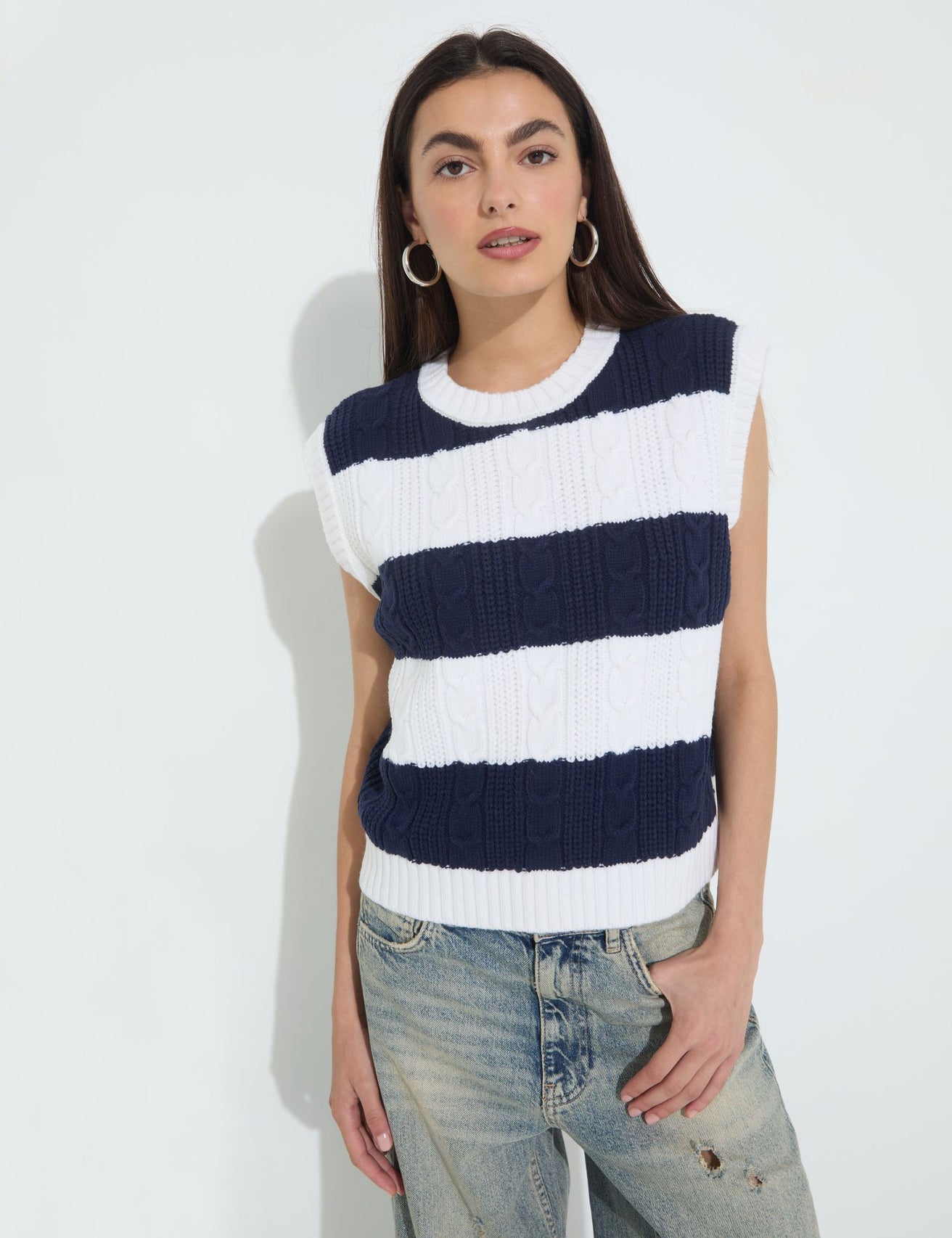 Pull en maille sans manches blanc et bleu marine - Image 1