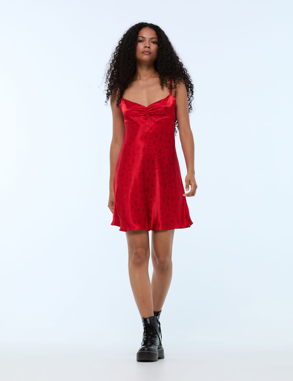 Robe courte matière satinée rouge à motif