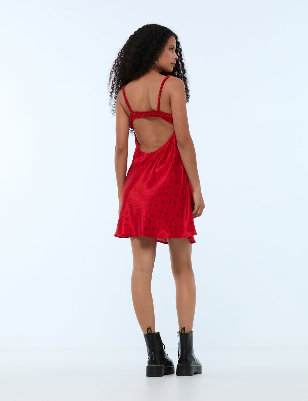 Robe courte matière satinée rouge à motif