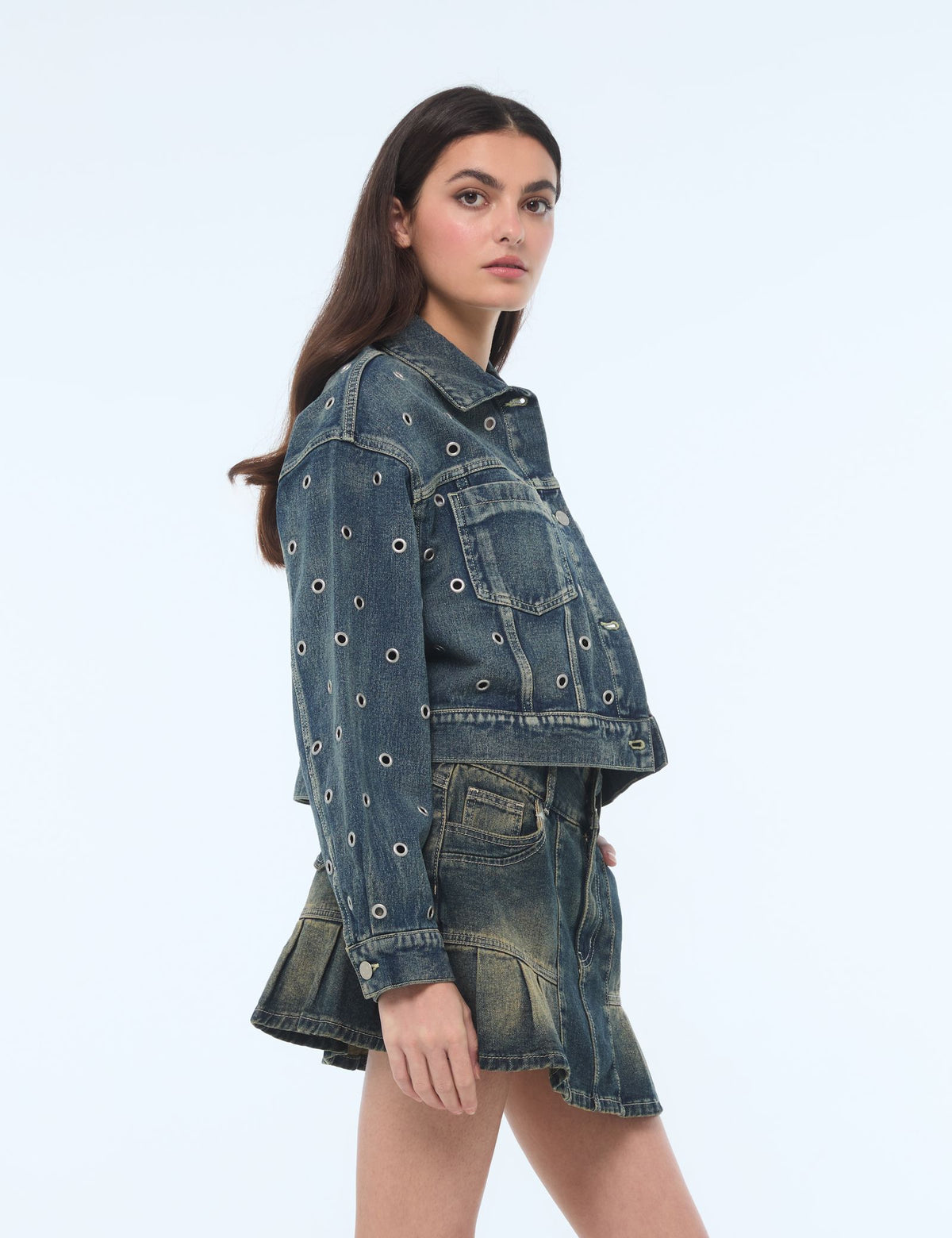 Veste courte en denim à œillets bleue