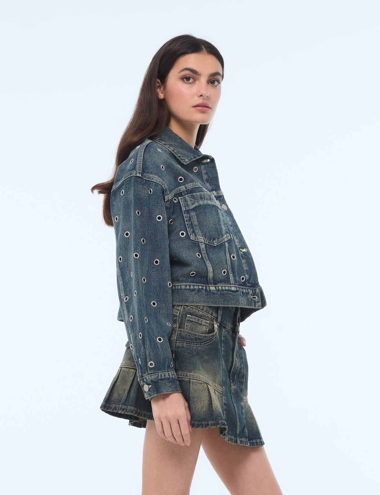 Veste courte en denim à œillets bleue - Image 3