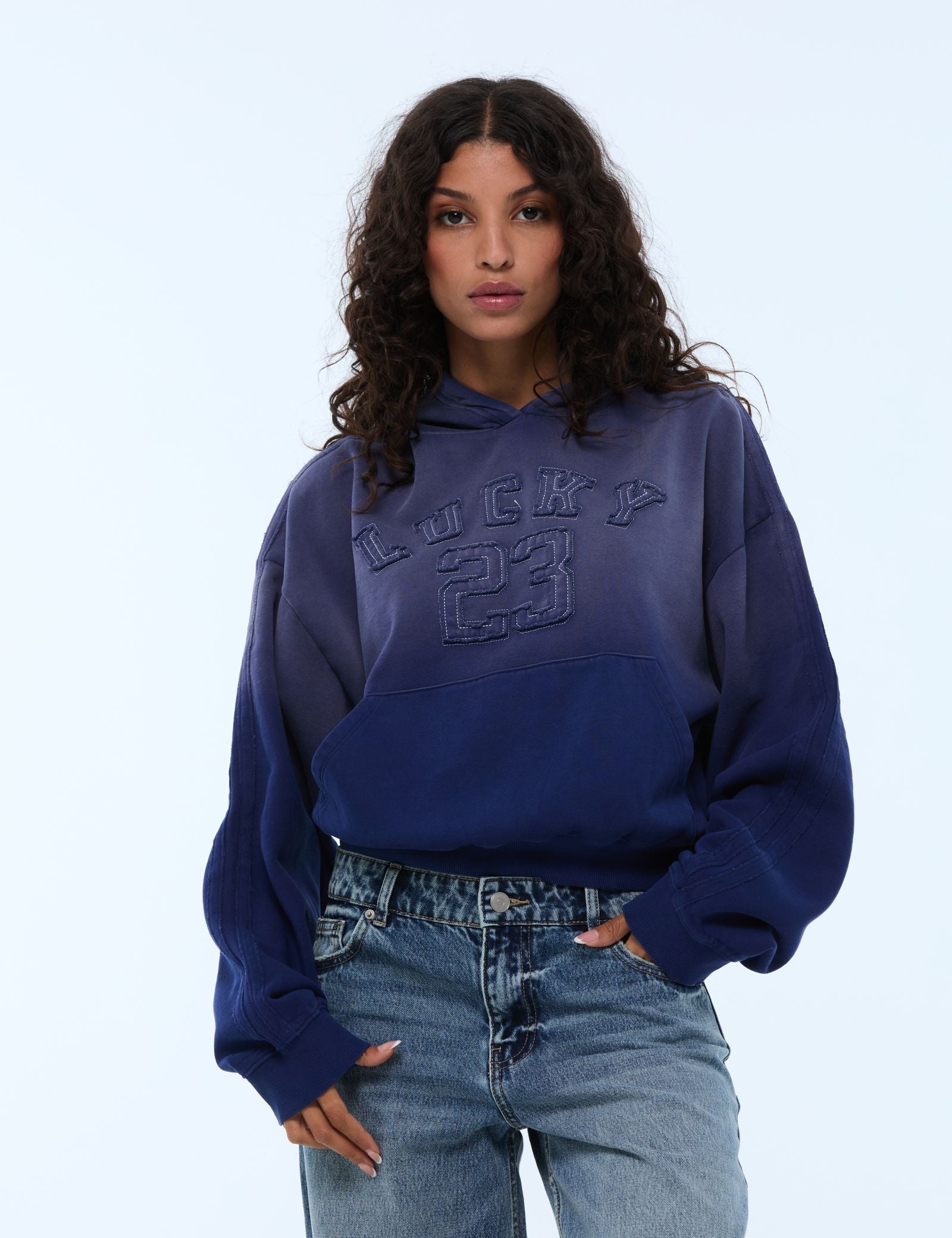 Sweat à capuche avec message brodé bleu ardoise