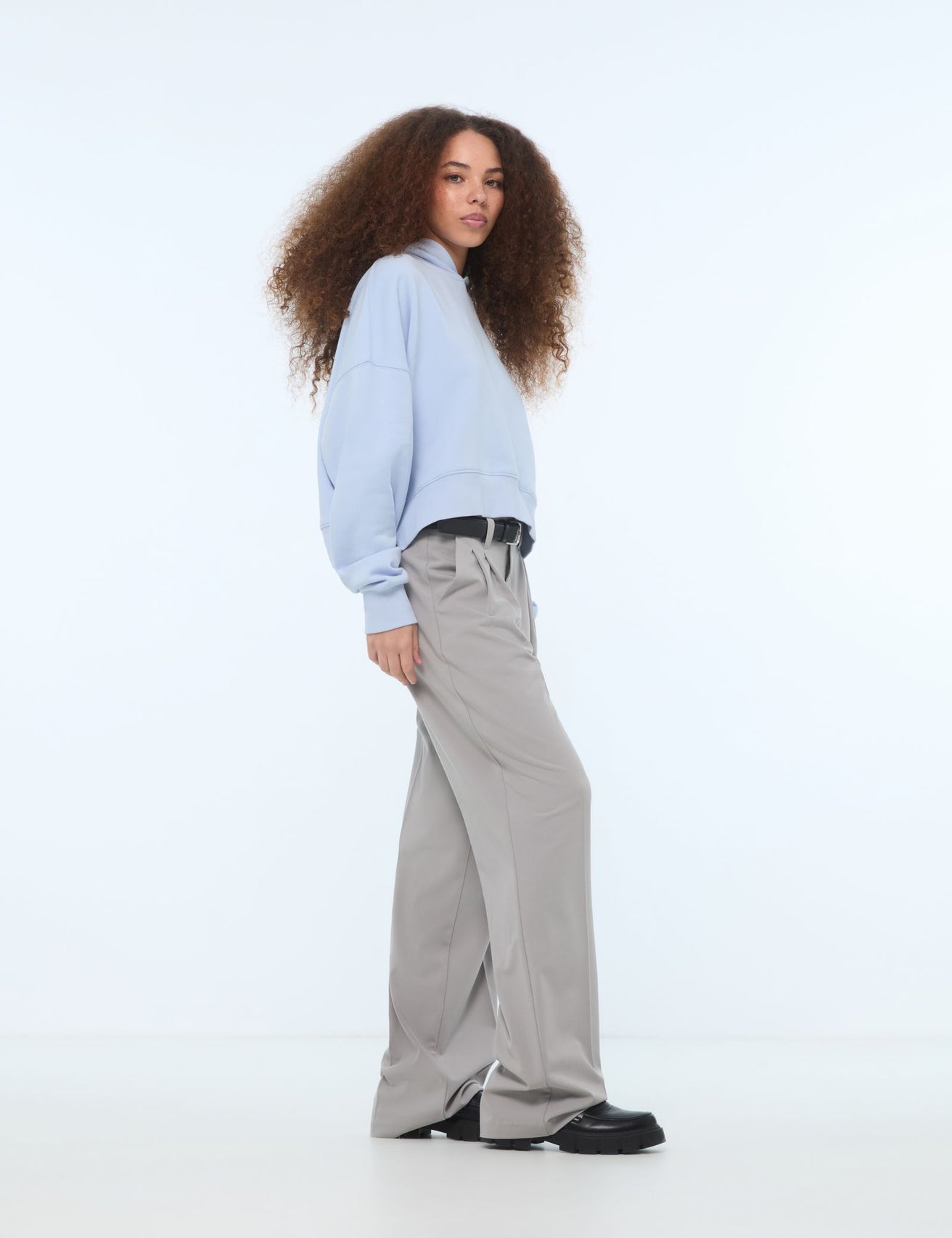 Pantalon tailleur avec ceinture gris clair - Image 3