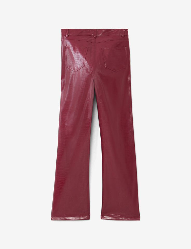 Pantalon en matière enduite à motif croco rouge bordeau