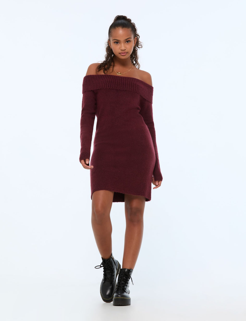 Robe pull courte col bardot prune