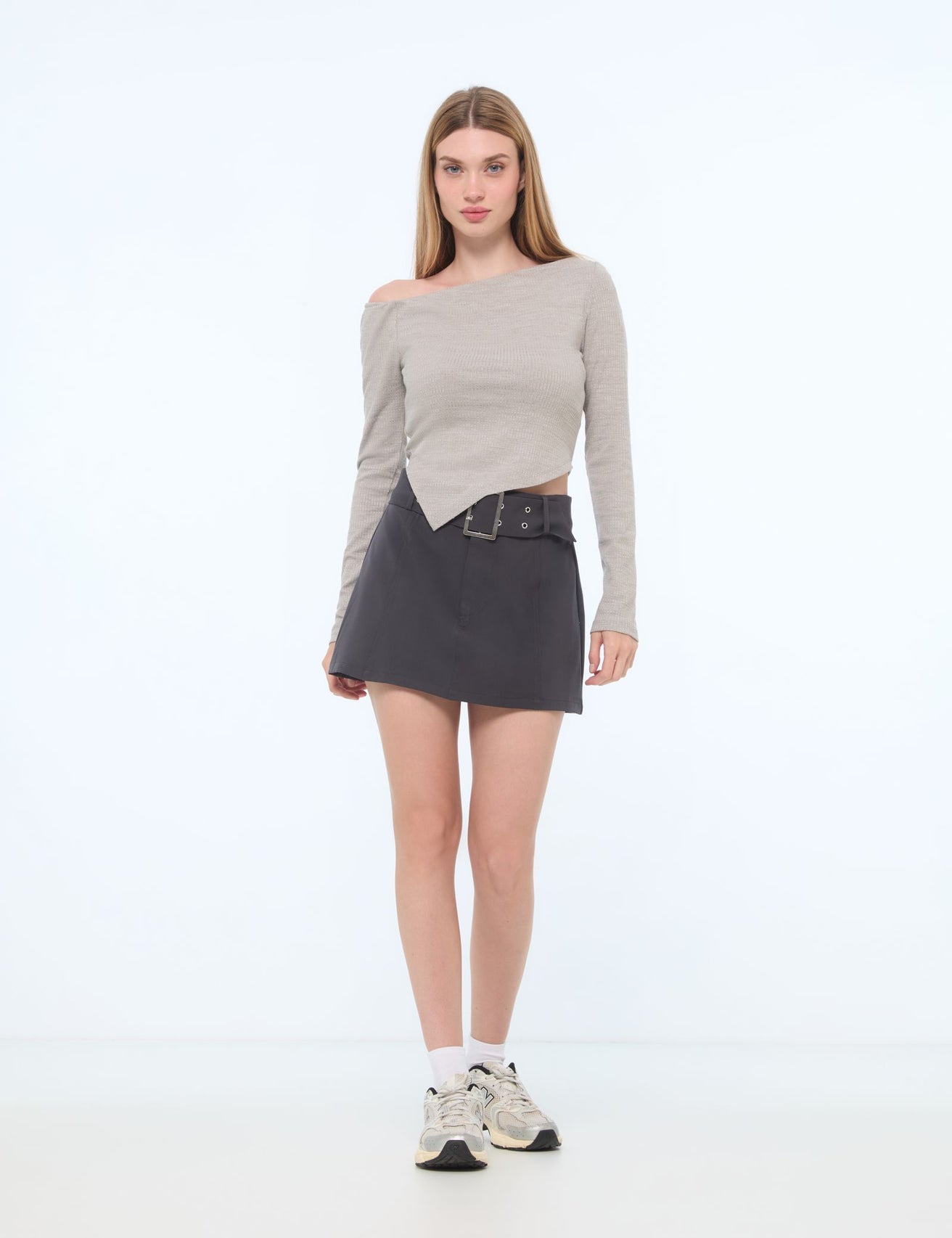 Short mini jupe avec ceinture bouclée grise foncée - Image 1