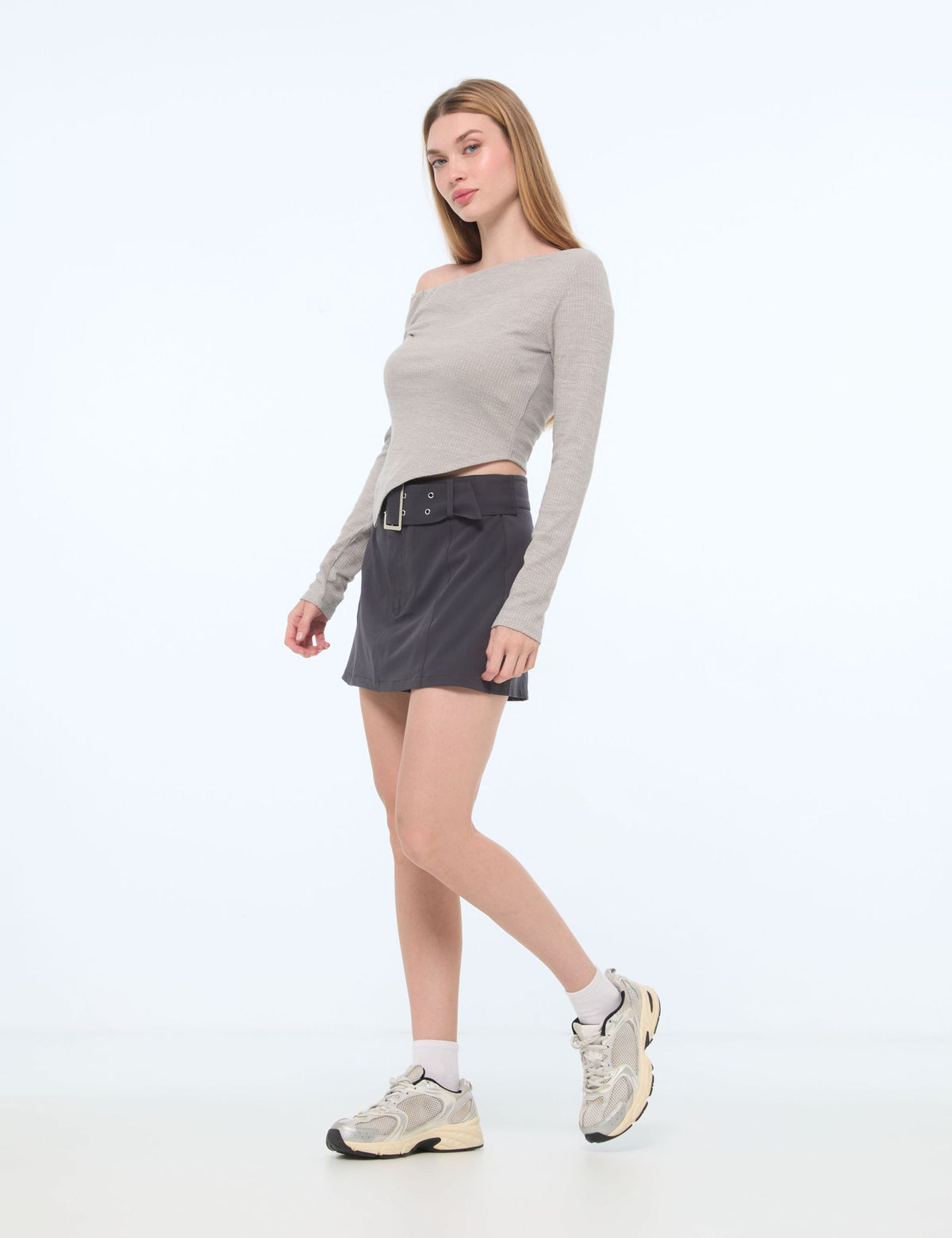 Short mini jupe avec ceinture bouclée grise foncée