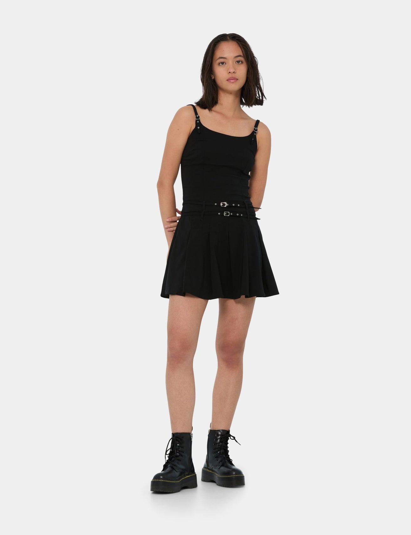 Robe courte plissée avec ceinture noire - Image 1