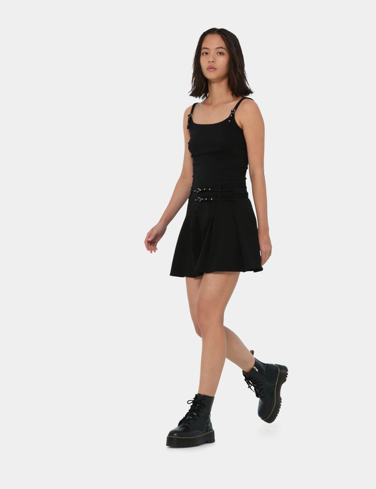 Robe courte plissée avec ceinture noire - Image 3