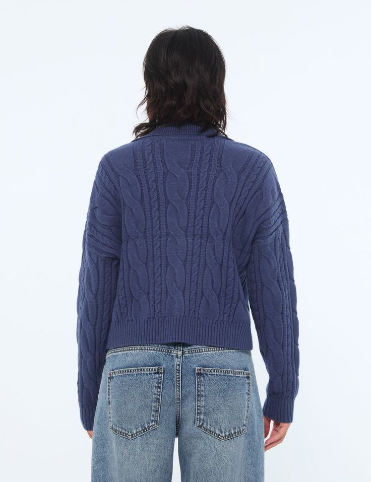 Pull court en maille tressée bleu ardoise