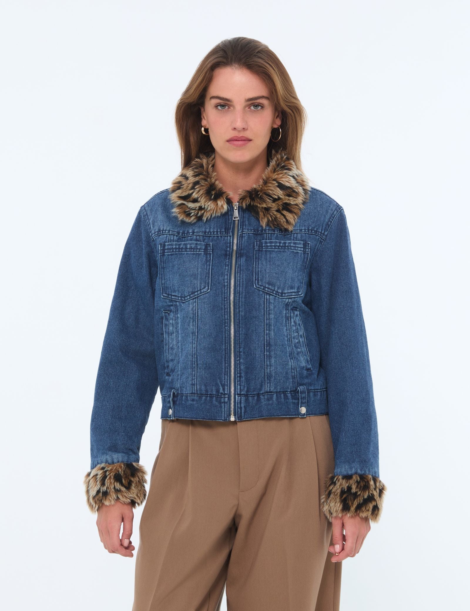 Veste en jean avec fausse fourrure bleue