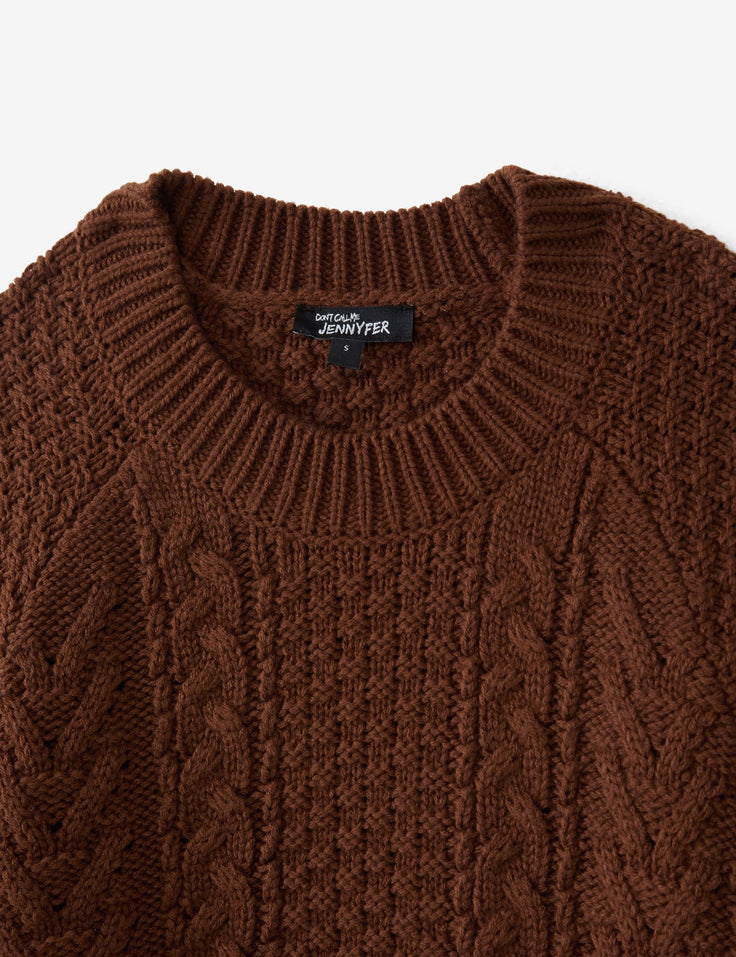 Pull marron en maille tressée