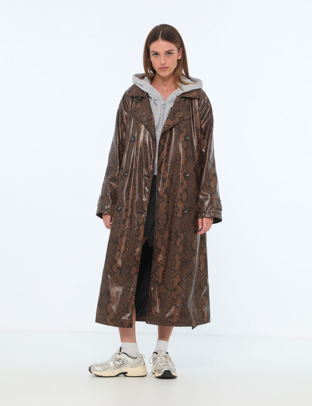 Trench long à motif python marron