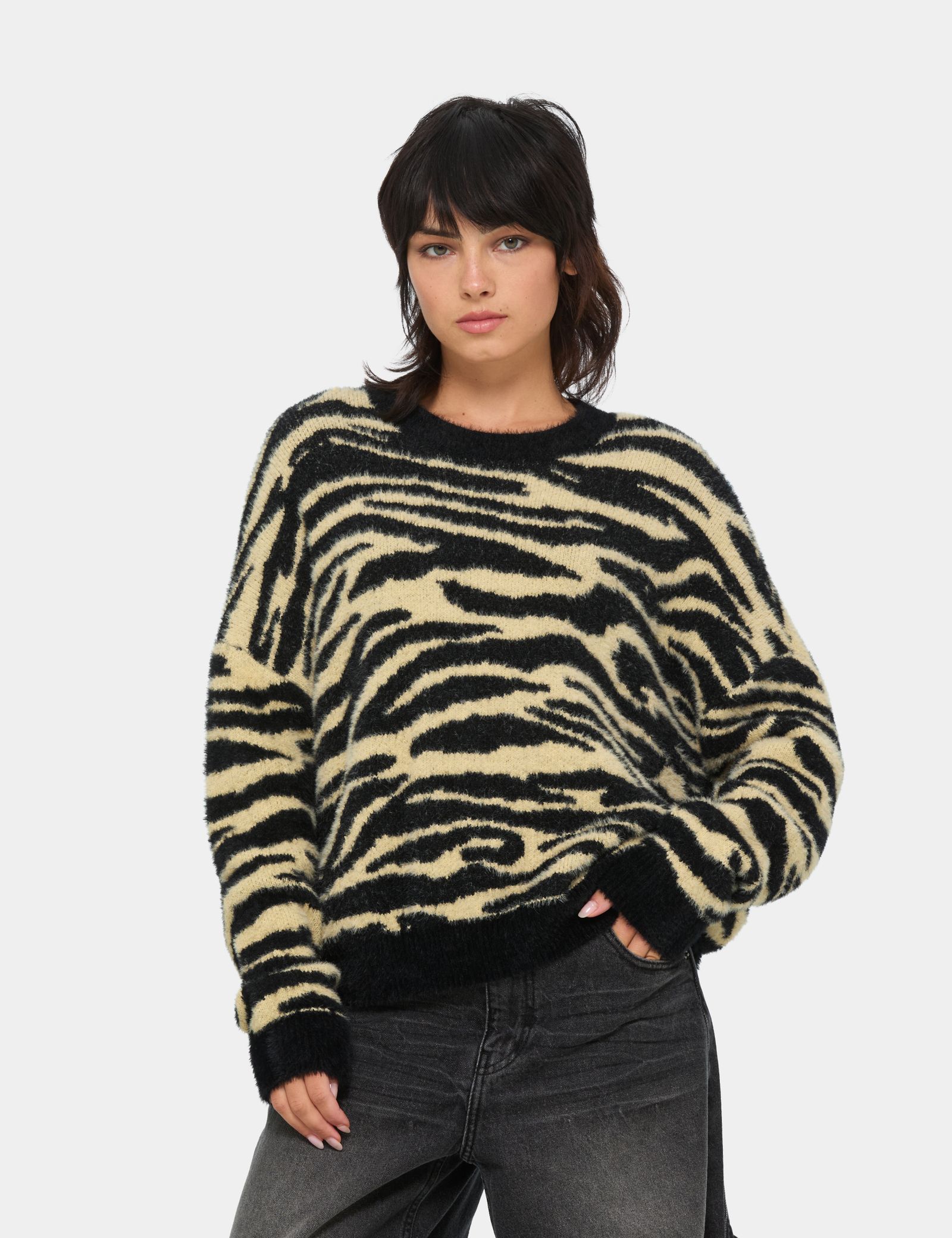 Pull doux zebré à col rond jaune et noir