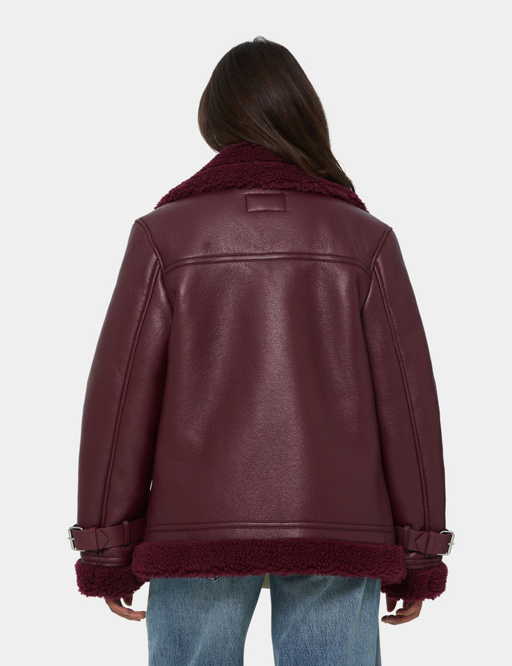 Veste en matière enduite avec fausse fourrure rouge bordeaux