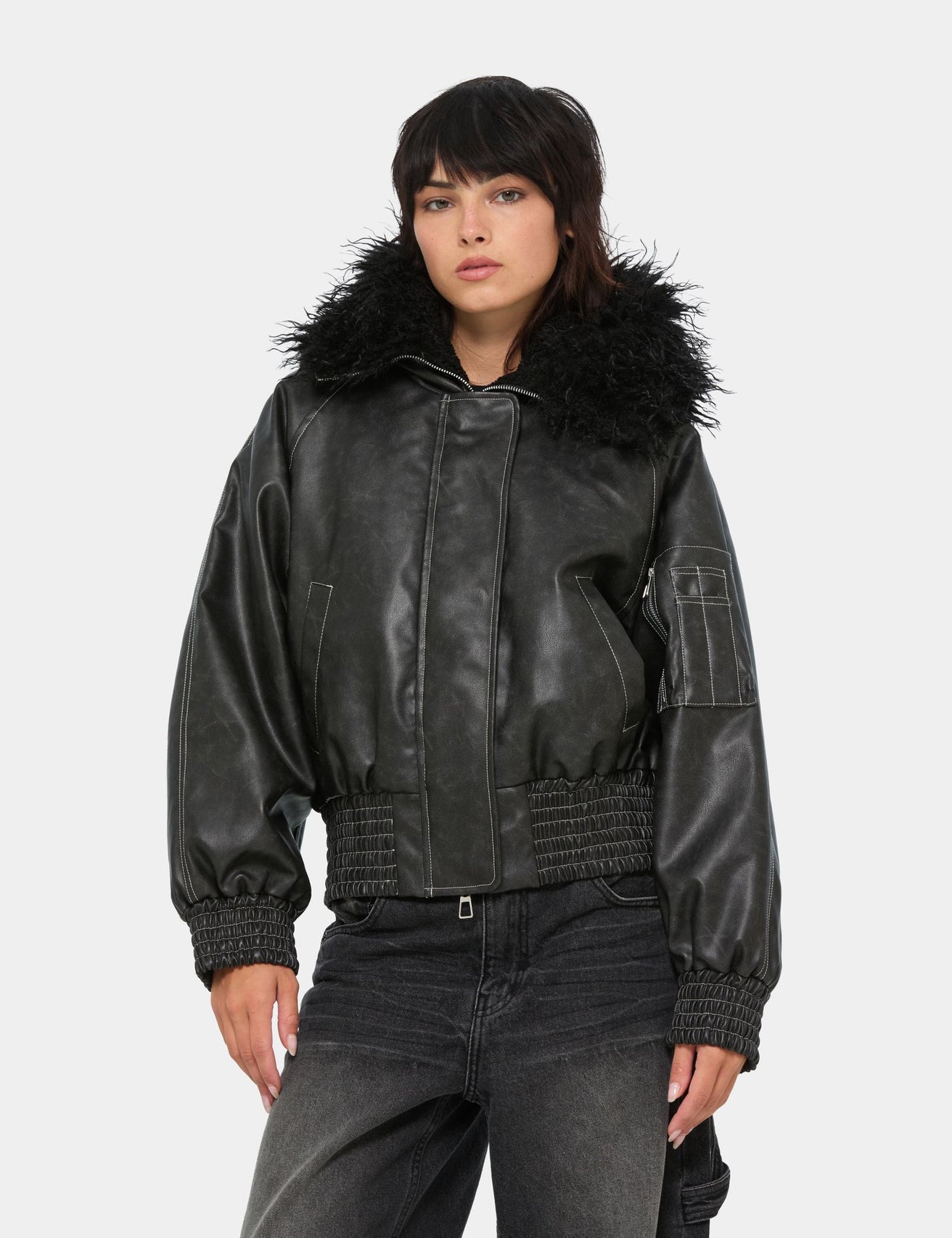 Veste oversize en matière enduite noire - Image 1