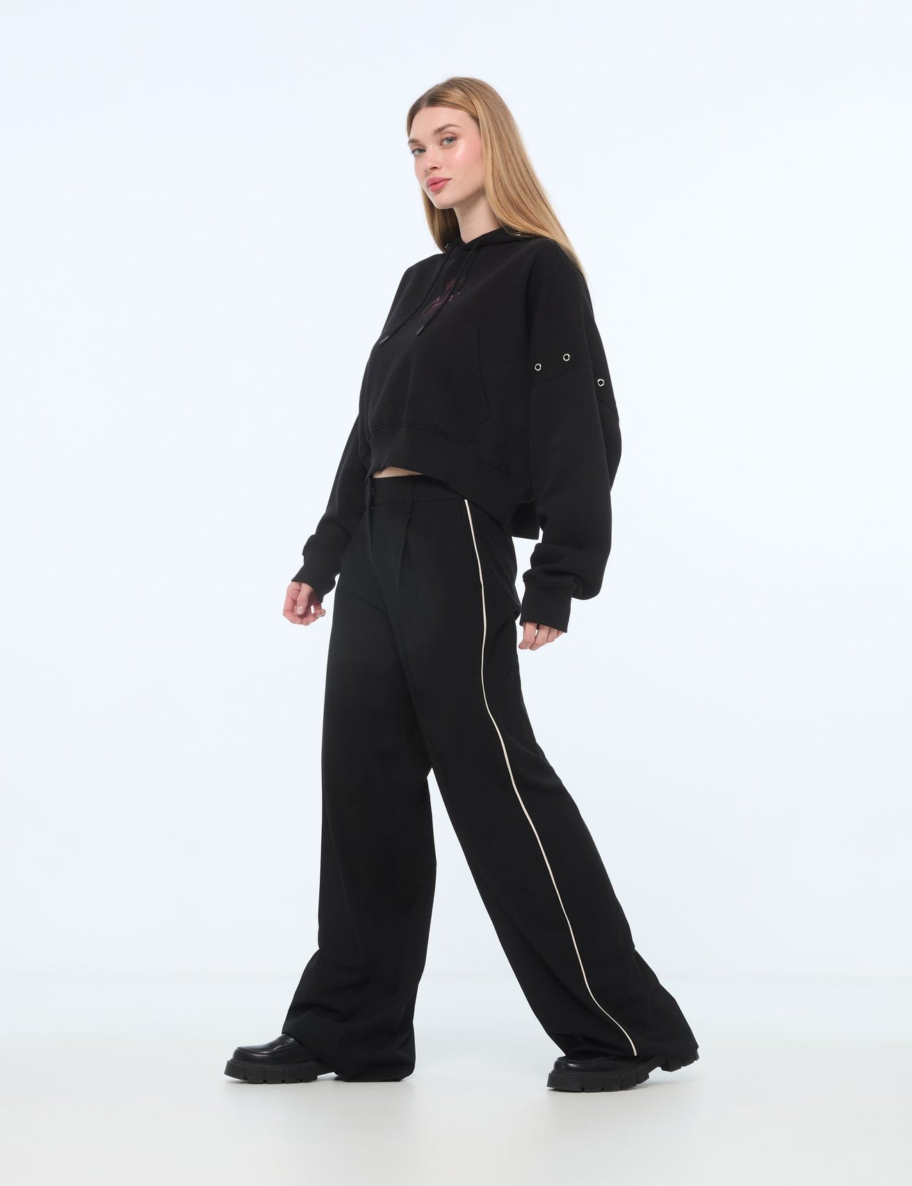 Pantalon tailleur noir avec bandes blanches - Image 3