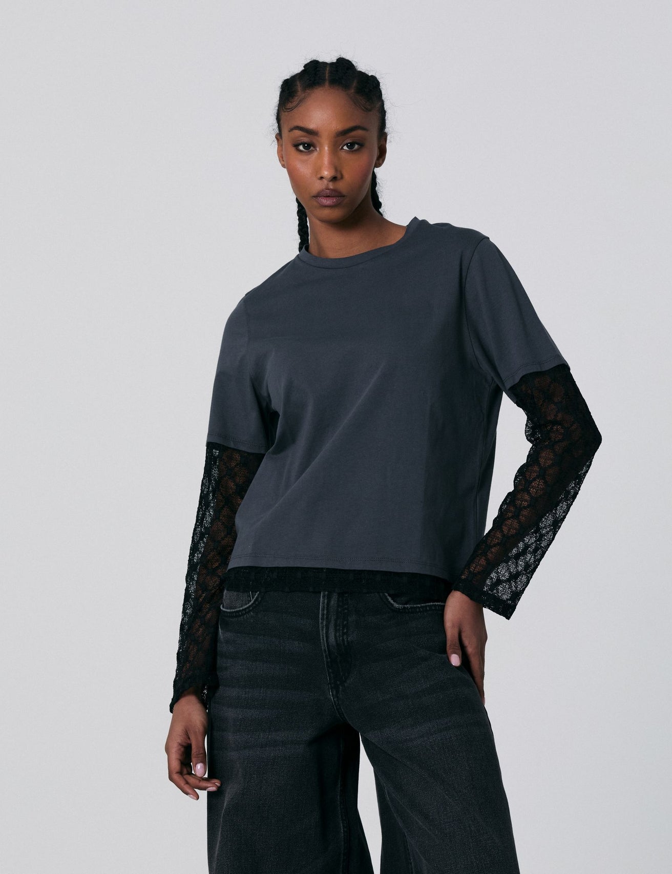 T-shirt oversize gris foncé avec dentelle noire - Image 1