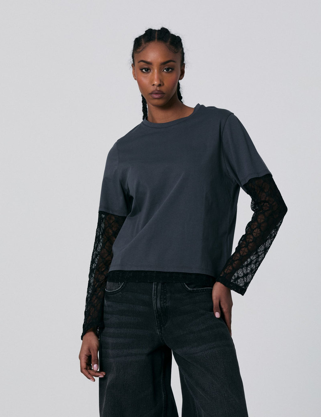 T-shirt oversize gris foncé avec dentelle noire