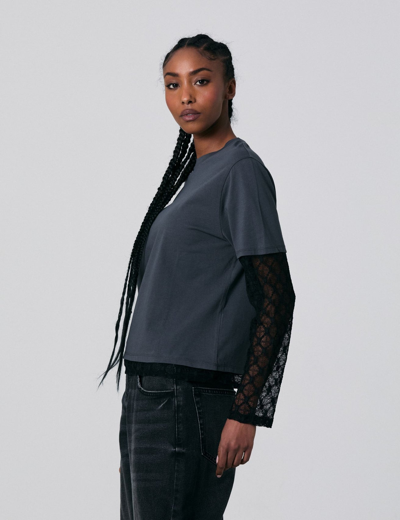 T-shirt oversize gris foncé avec dentelle noire - Image 3