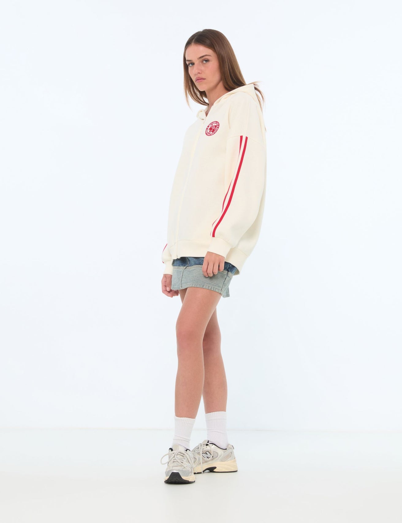 Sweat oversize blanc cassé avec bandes rouges - Image 3