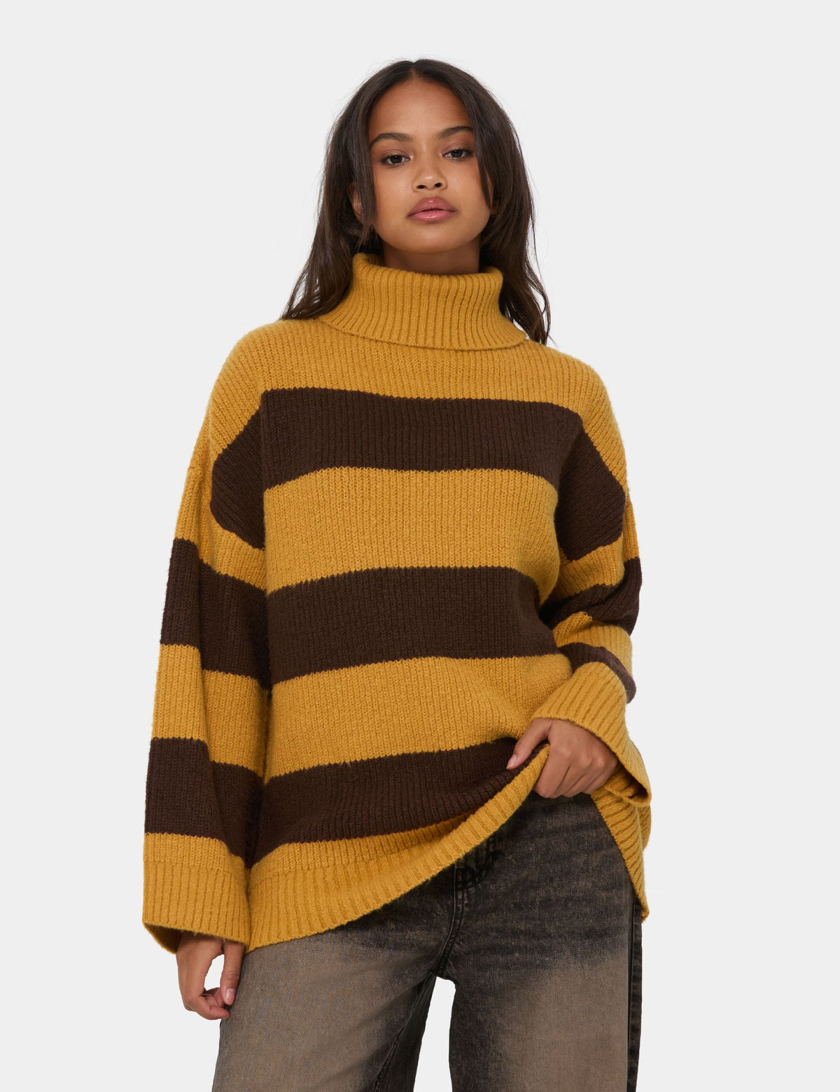 Pull oversize rayé à col roulé jaune et marron