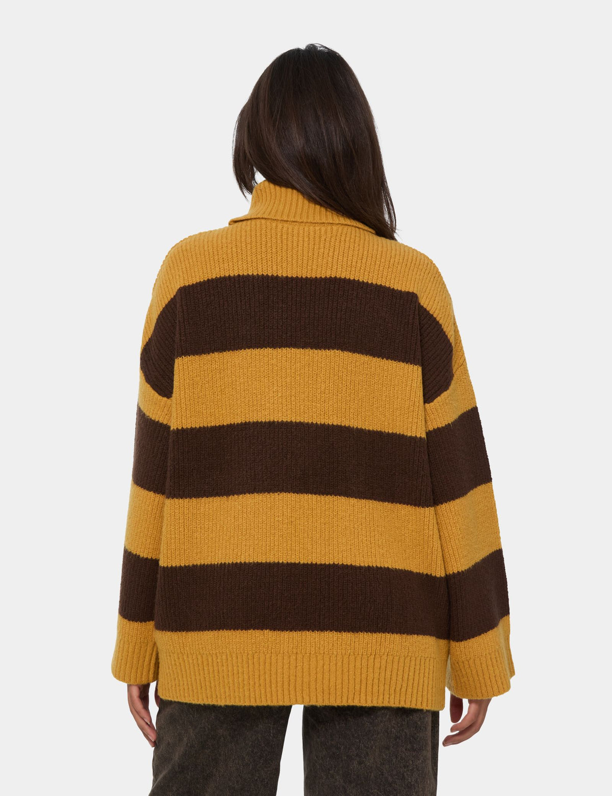 Pull oversize rayé à col roulé jaune et marron