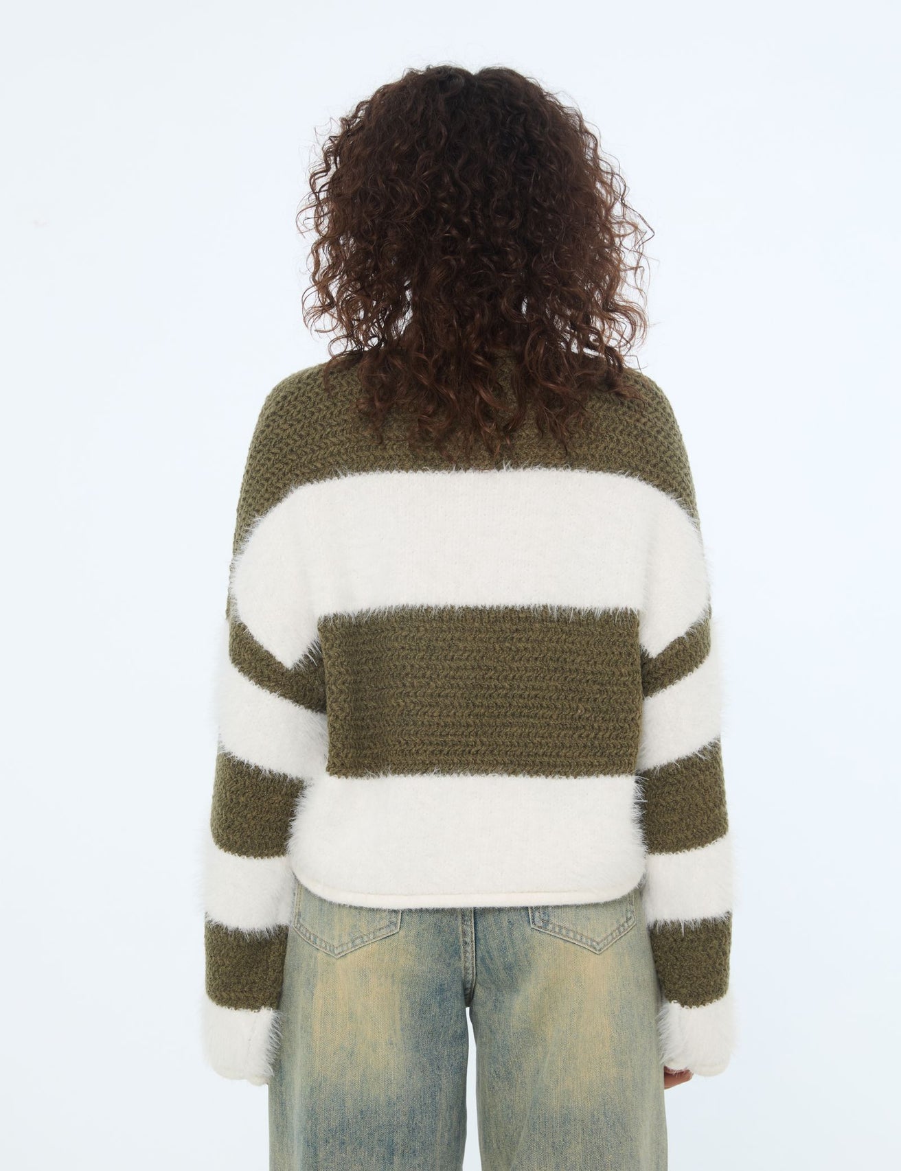 Pull vert olive et blanc en maille - Image 2