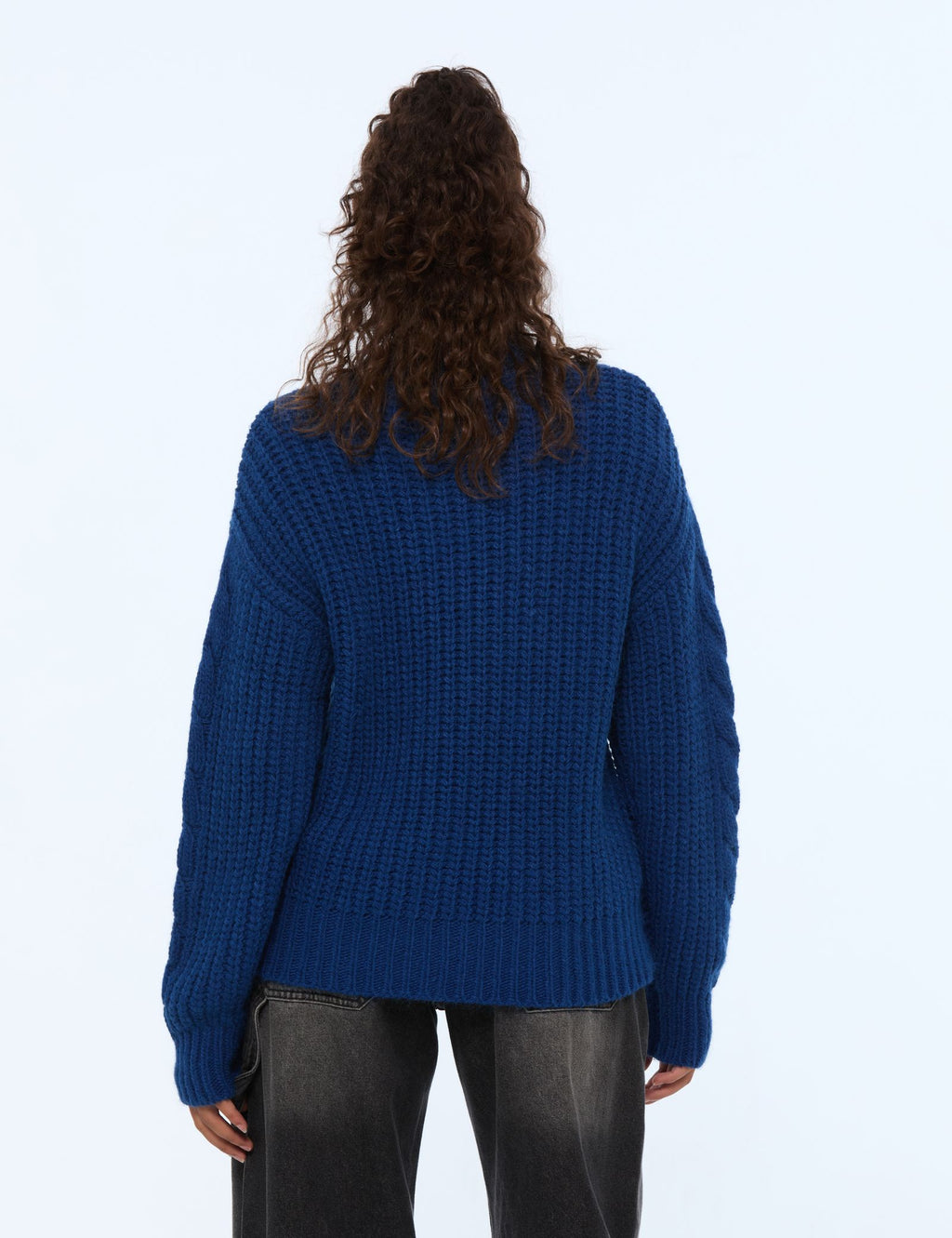 Pull en maille tressée bleu électrique