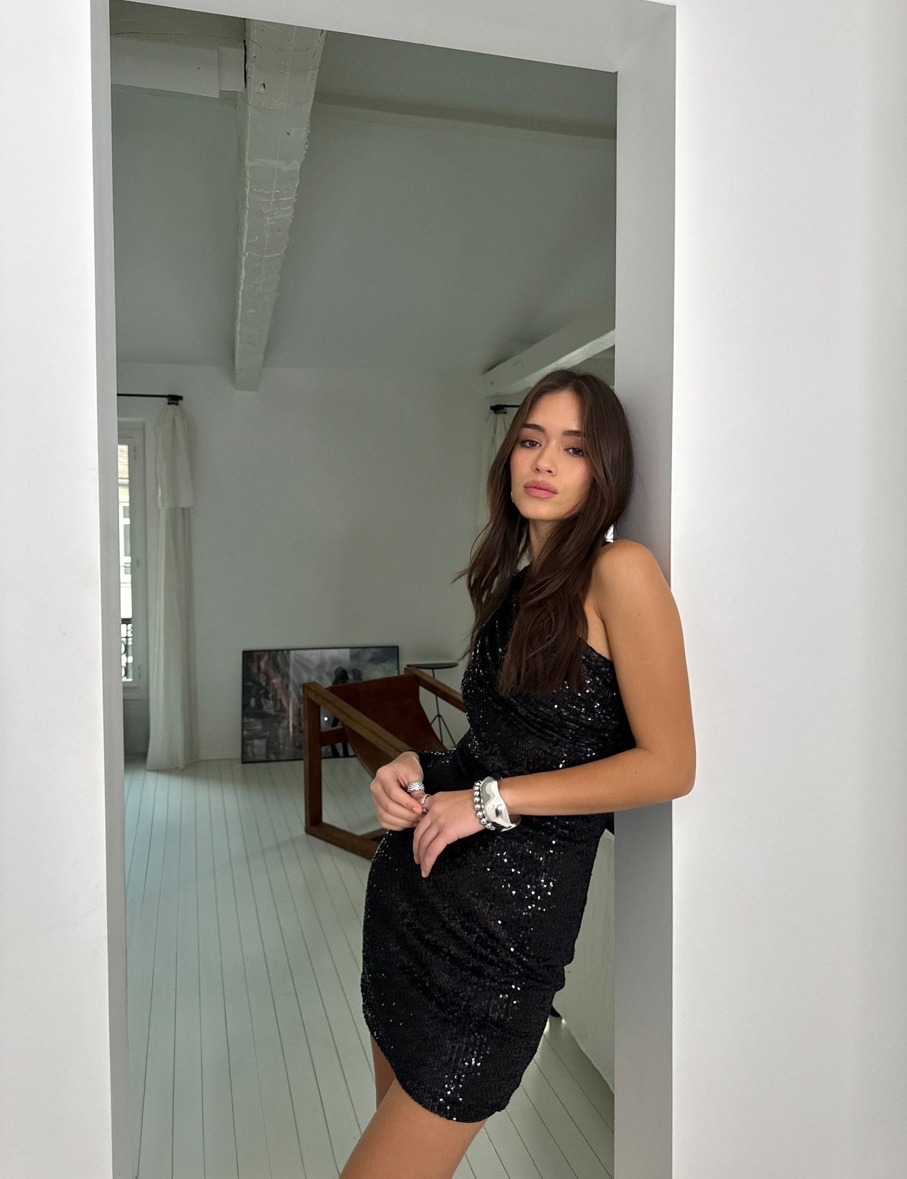 Robe asymétrique à sequin noire - Image 2