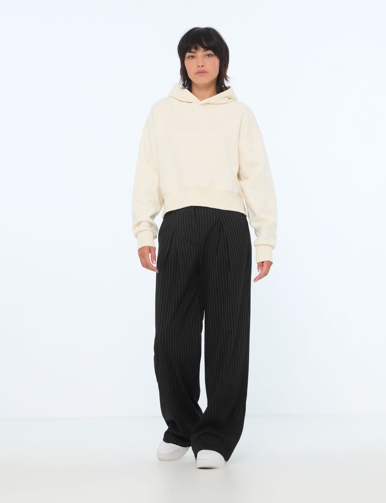 Pantalon tailleur noir à rayures blanches - Image 1