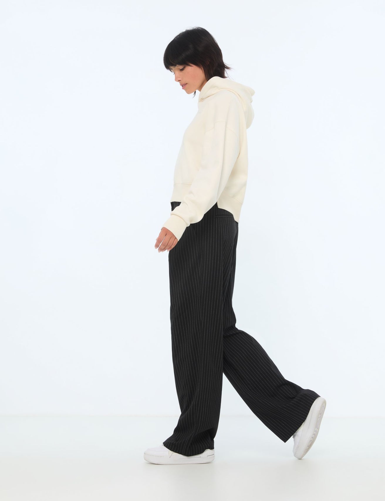 Pantalon tailleur noir à rayures blanches - Image 3