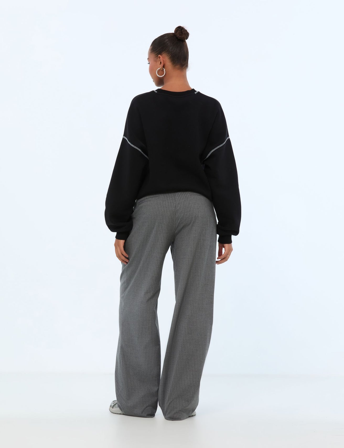 Pantalon tailleur gris foncé à rayures blanches - Image 2